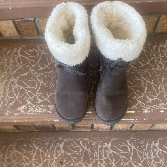 MUKLUKS gray and white boot with faux laces on front. - Picture 5 of 8